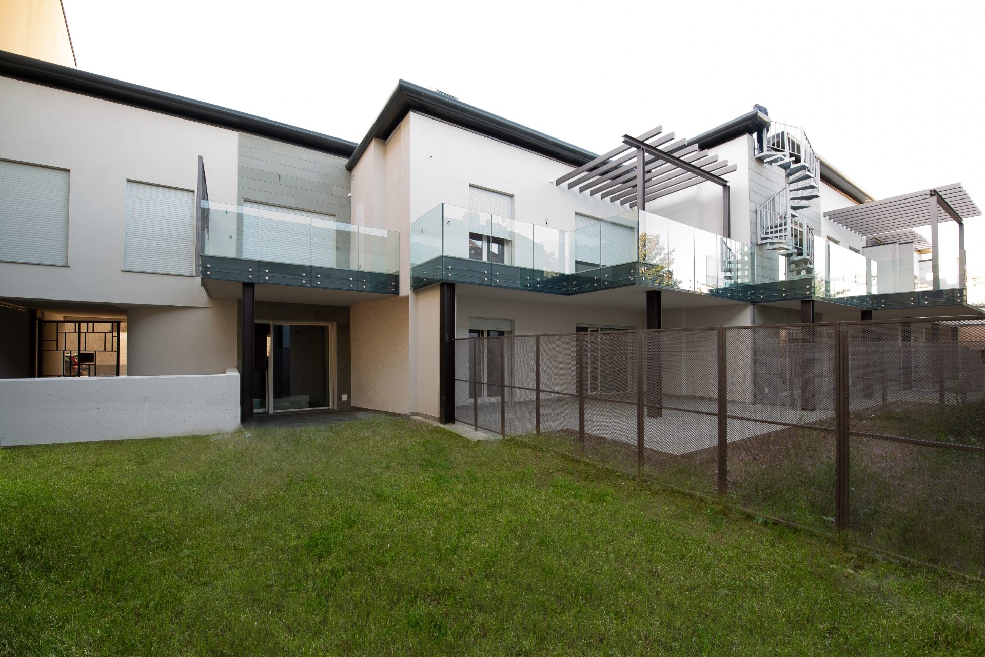 Vista d'insieme del complesso residenziale con giardini privati