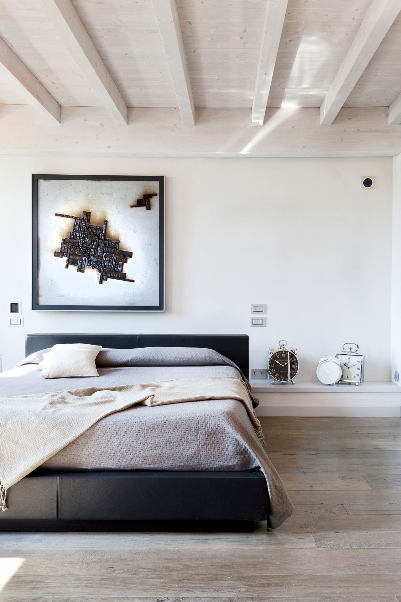 Camera da letto padronale con soffitto a travi imbiancate