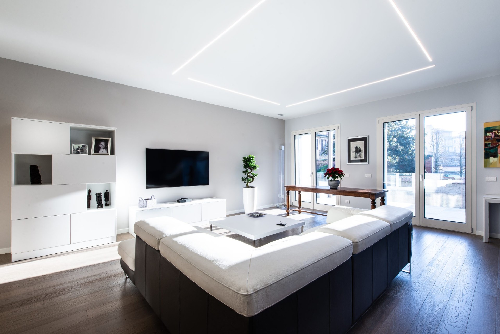 Soggiorno luminoso di un appartamento con illuminazione a controsoffitto
