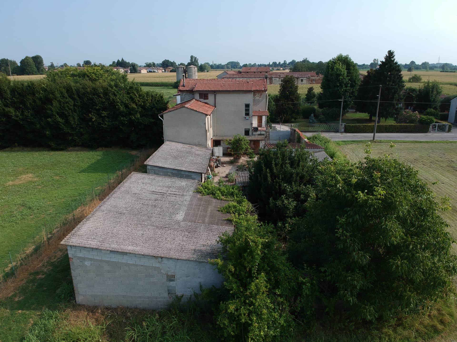 L'immobile prima dell'intervento, con il cortile in demolizione