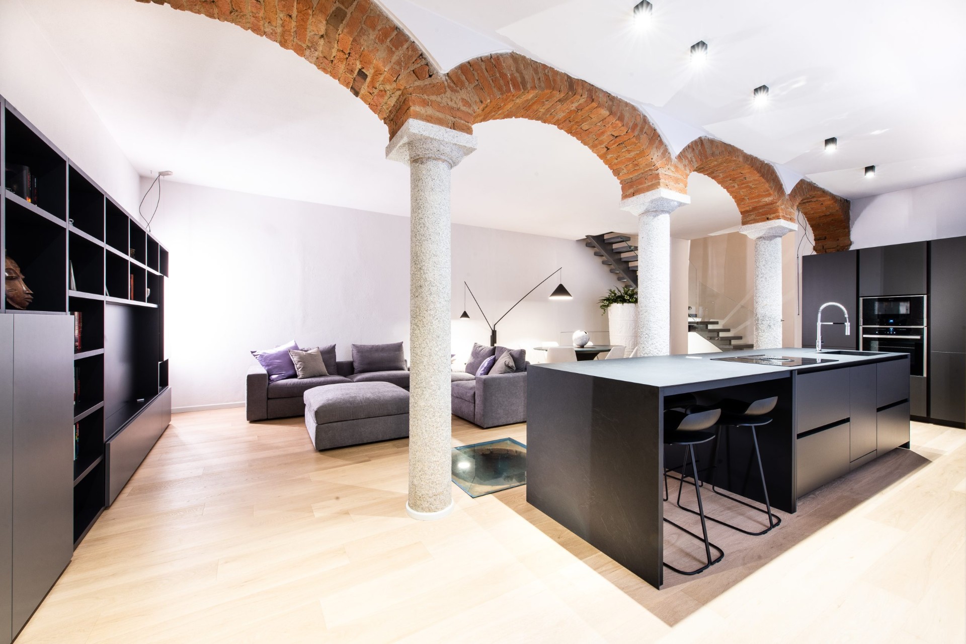 Vista d'insieme sugli archi e sul loggiato interno