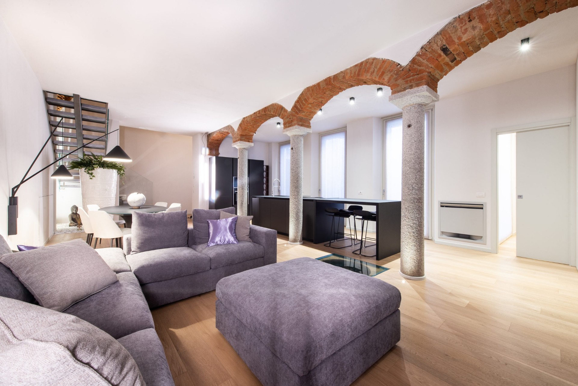 Salone principale con archi storici e cucina a vista