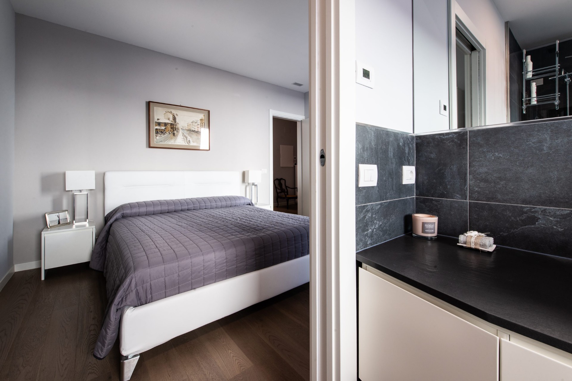 Camera da letto matrimoniale con vista sul bagno en-suite in pietra scura