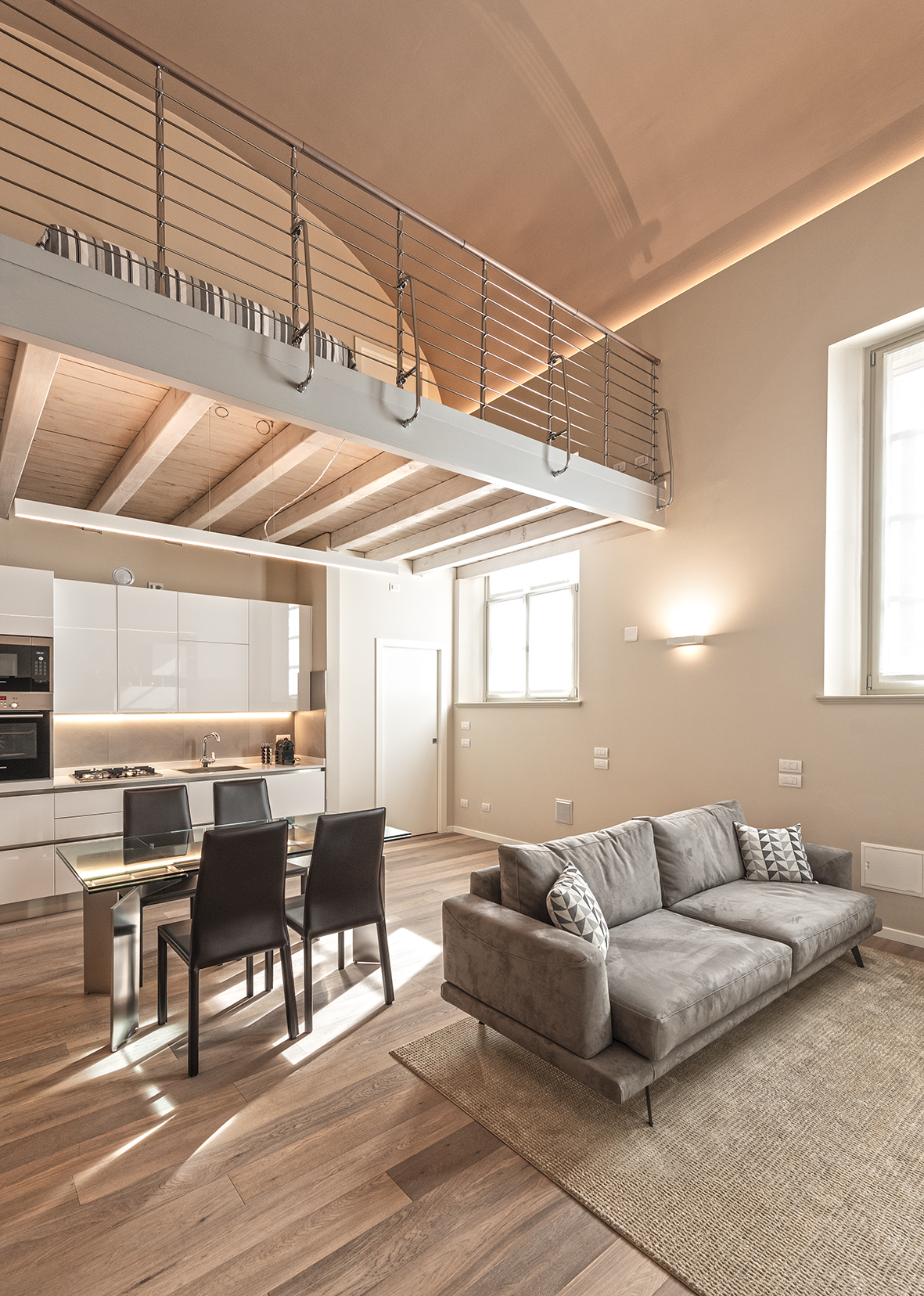 Appartamento interno con soppalco e travi a vista