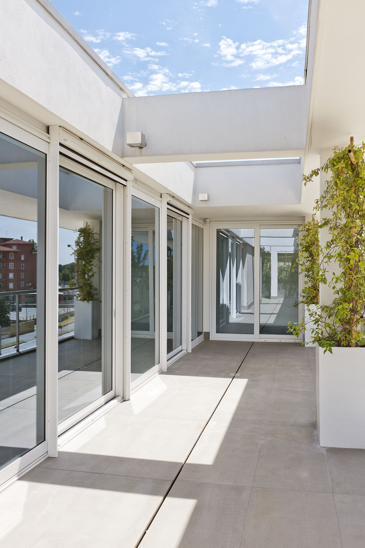 Ampio terrazzo esterno con affaccio e verde verticale