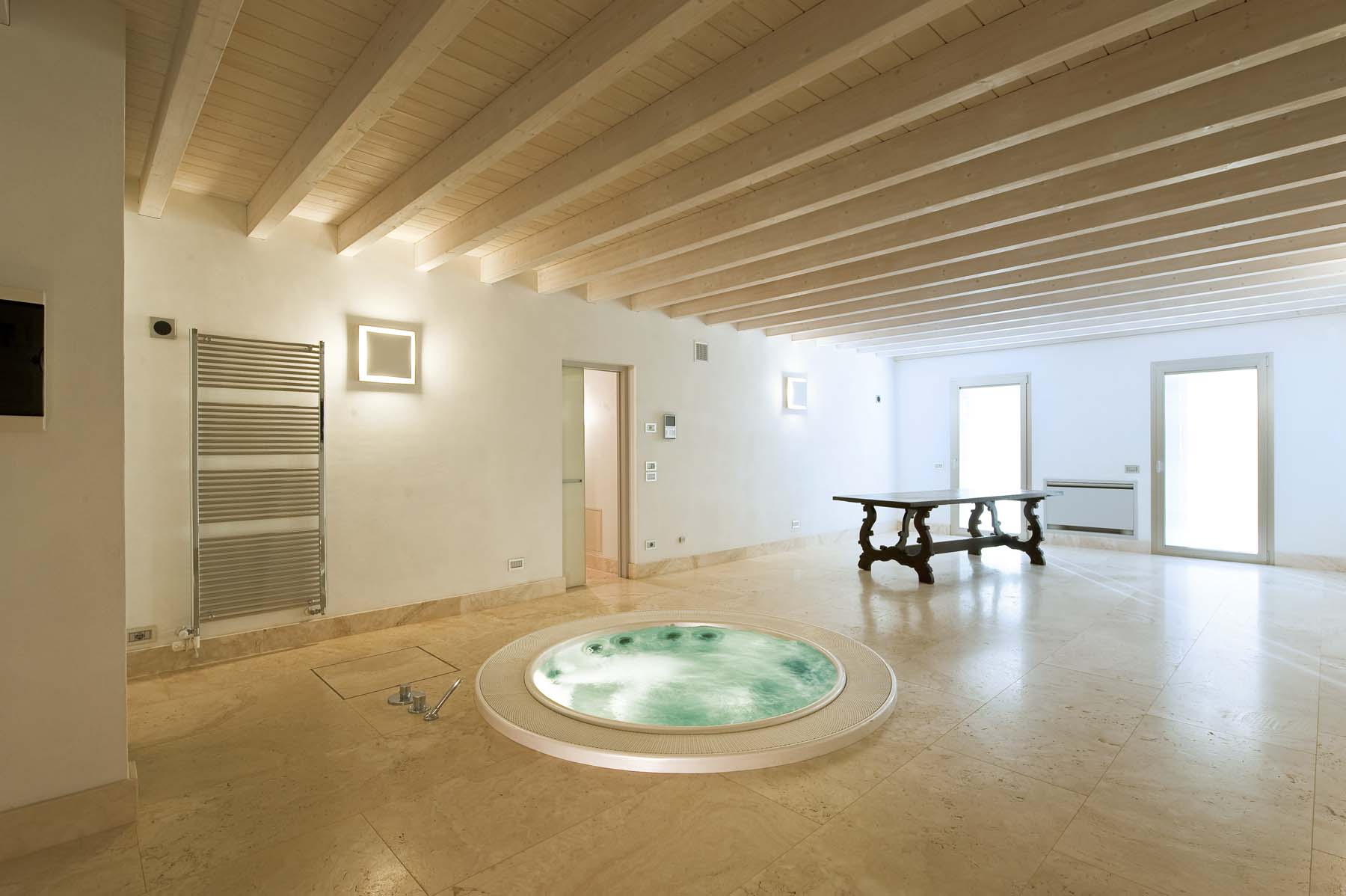 Zona benessere con vasca idromassaggio incassata a pavimento