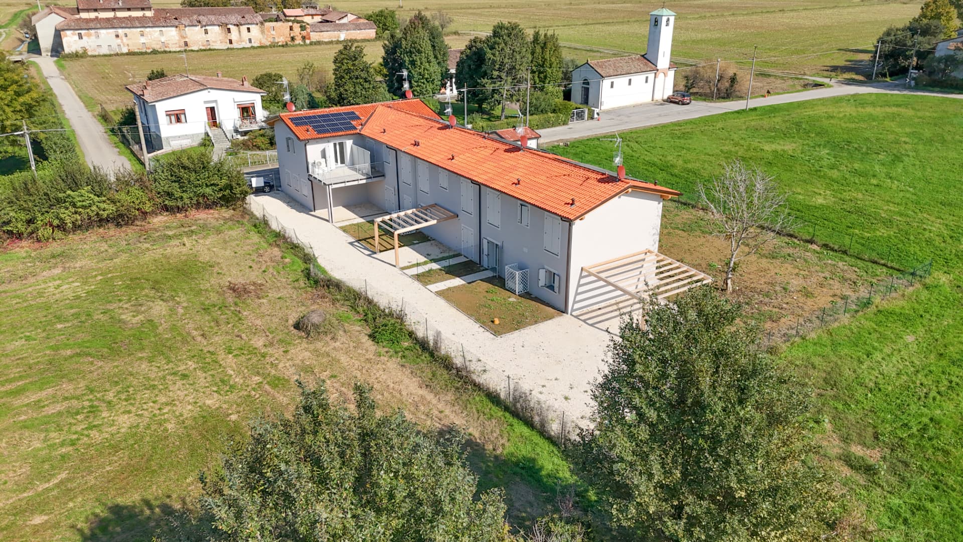L'immobile dopo la ricostruzione, con corte verde e facciate restaurate