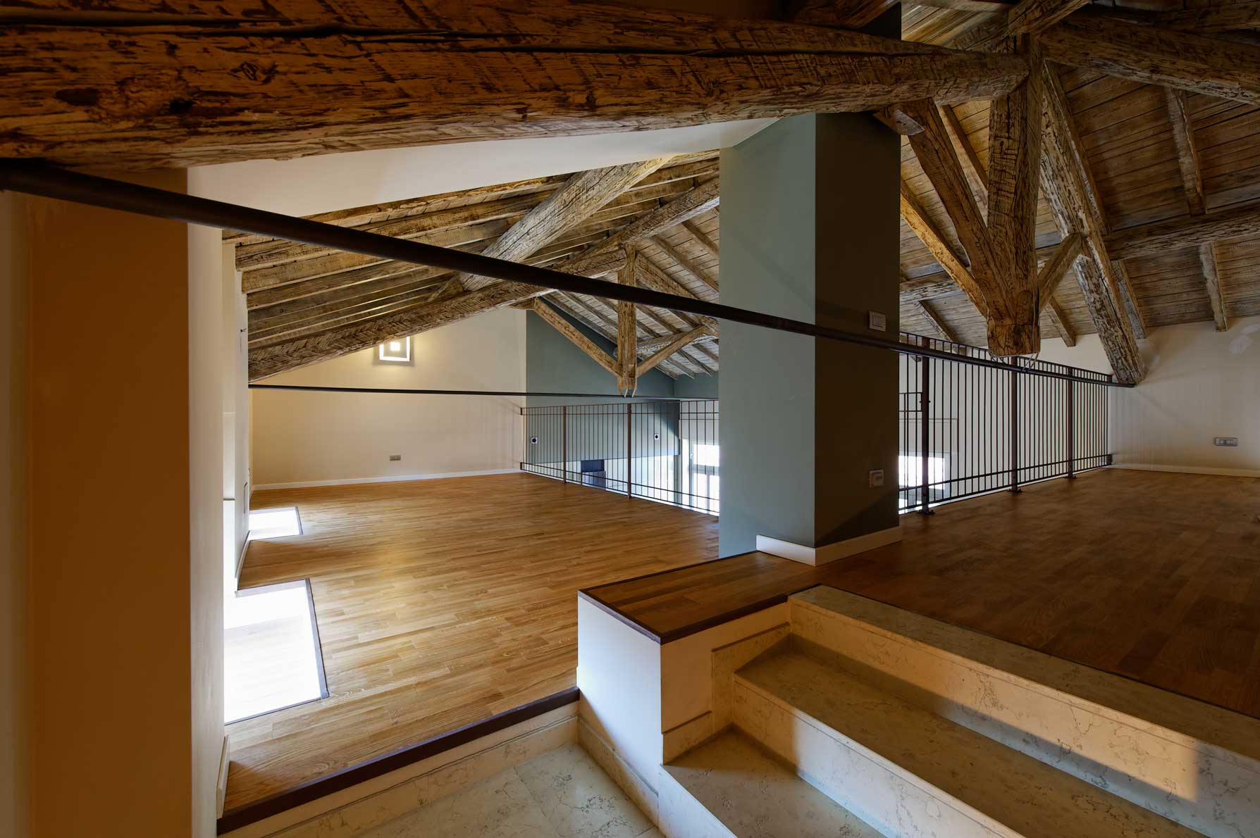 Area del soppalco con parquet e struttura di copertura lignea a vista