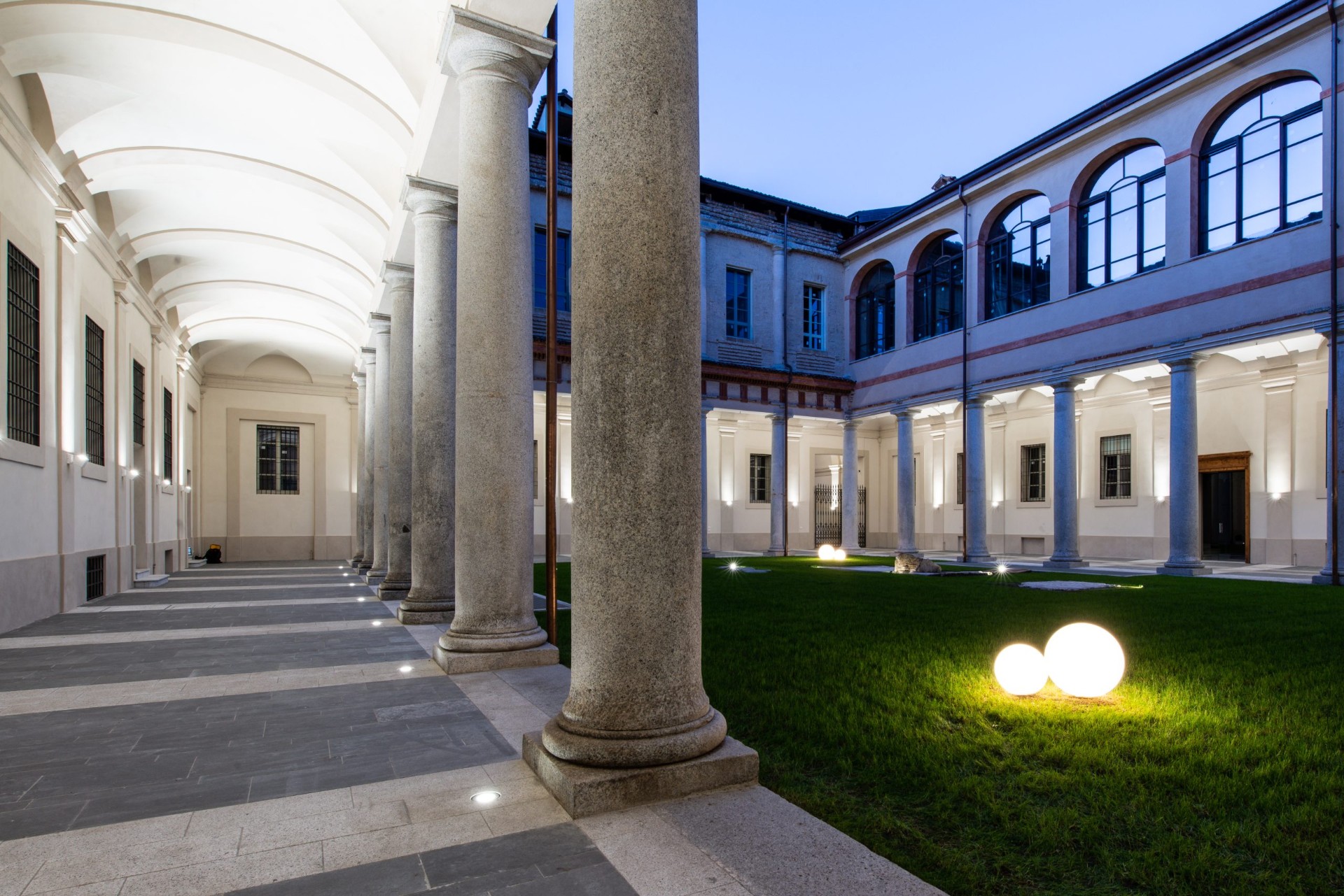 Cortile illuminato al tramonto