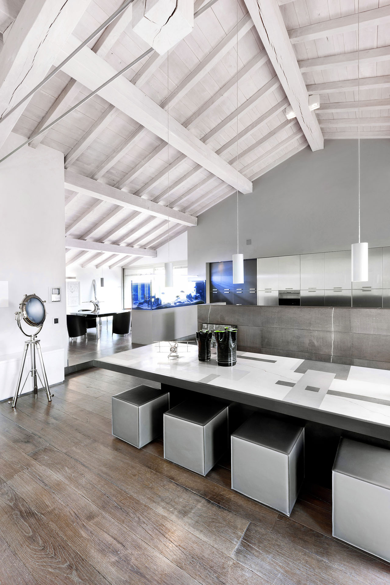 Isola cucina e sala pranzo con travi a vista imbiancate