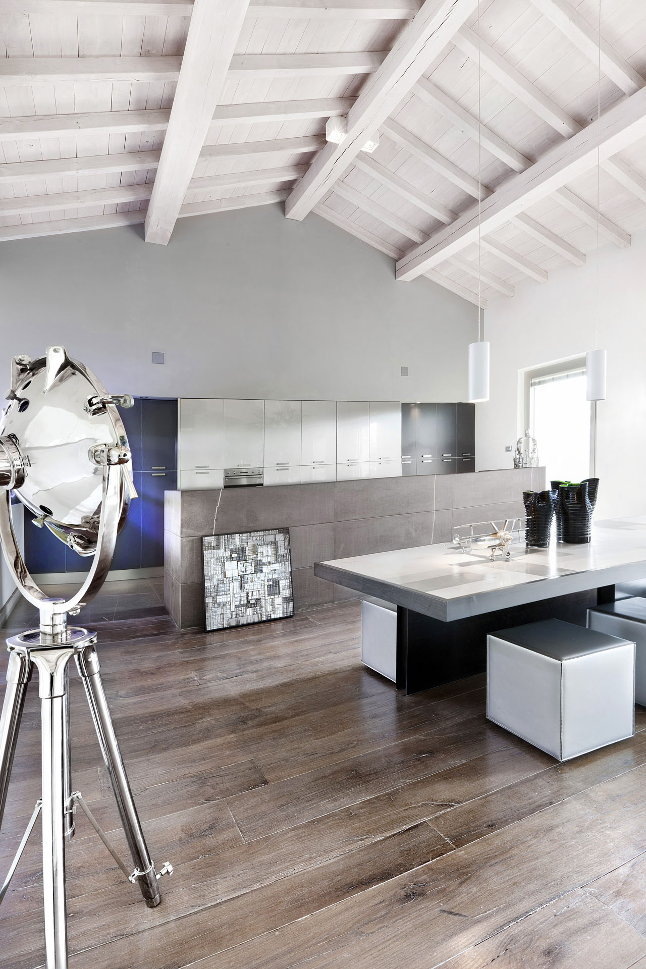 Cucina del fienile con soffitto a capriate bianche