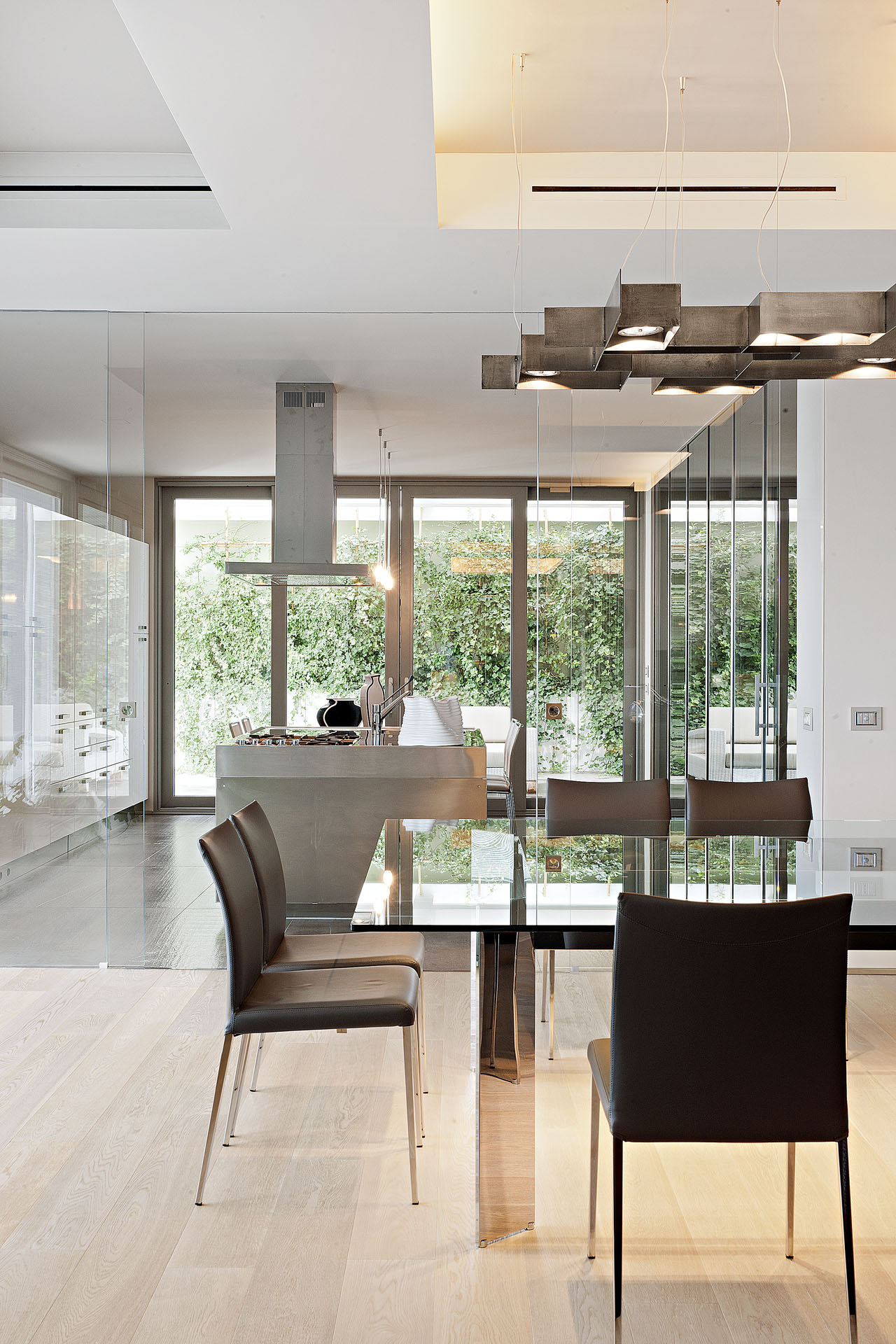Sala da pranzo con dialogo tra cucina e giardino verticale