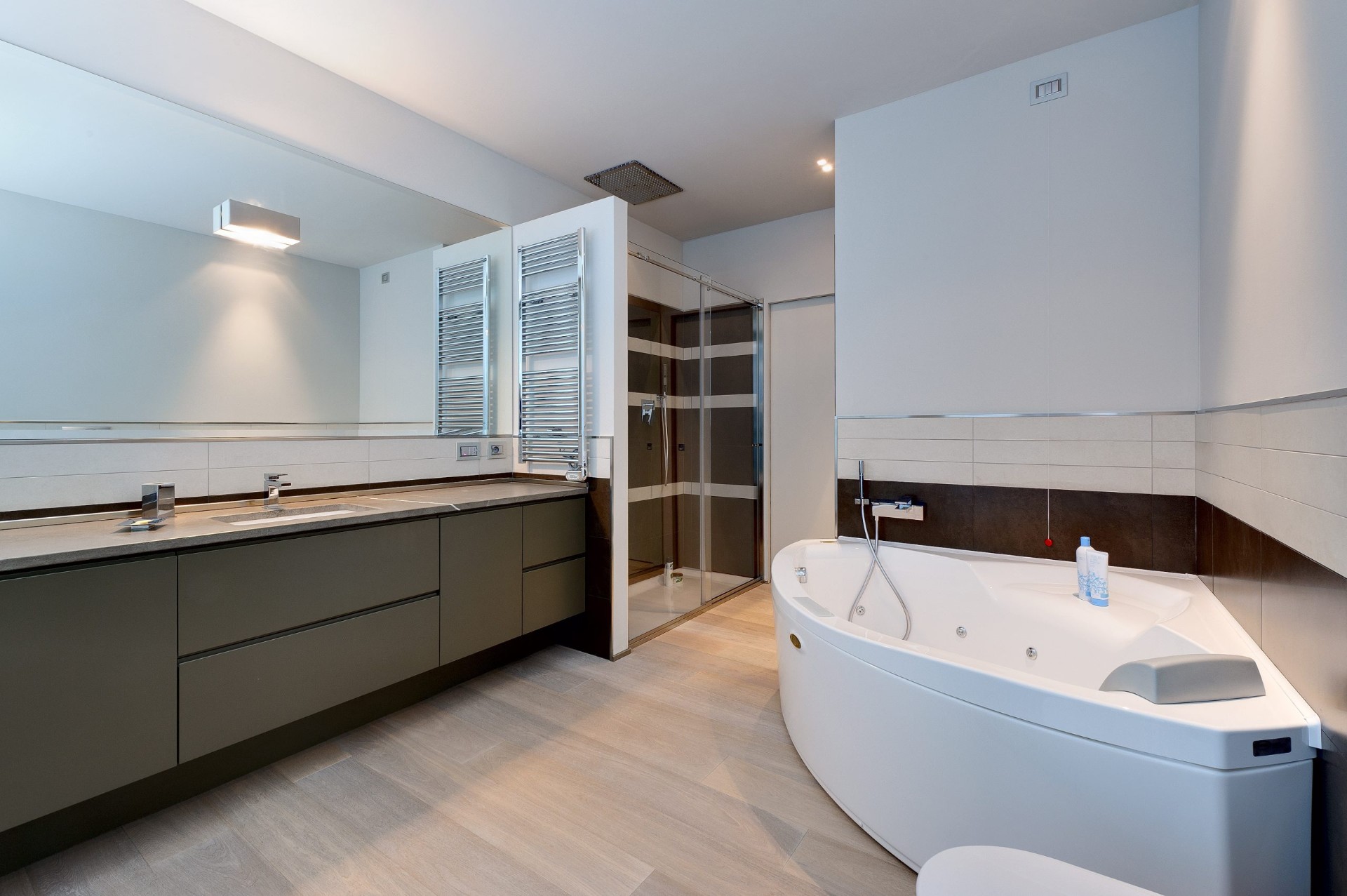 Bagno padronale con vasca idromassaggio e doppio lavabo