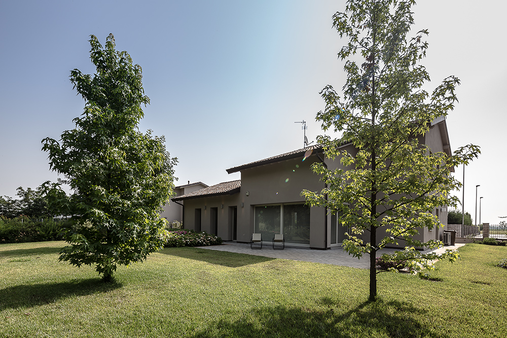Vista esterna della villa immersa nel verde del giardino