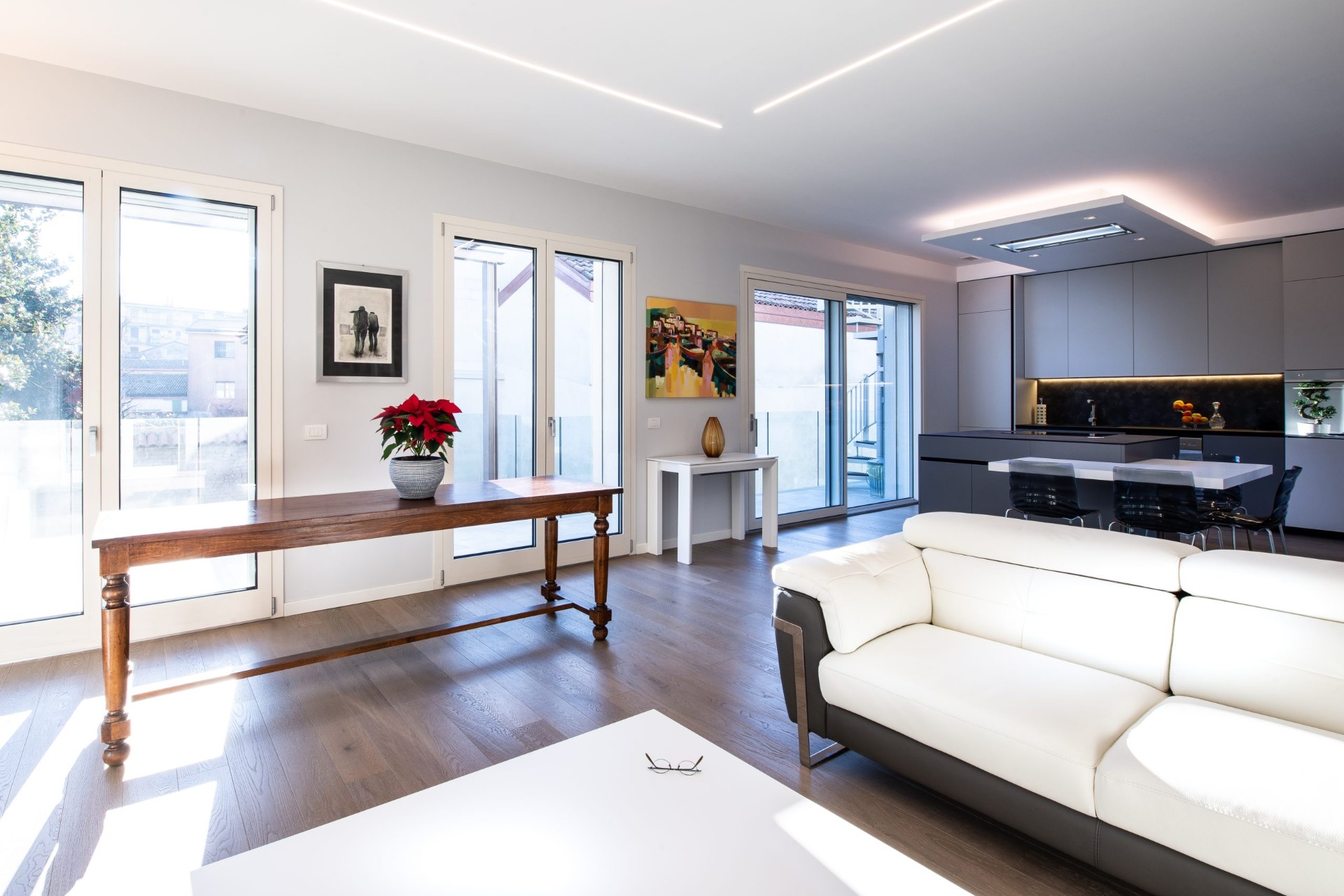 Living con grandi vetrate verso il terrazzo privato