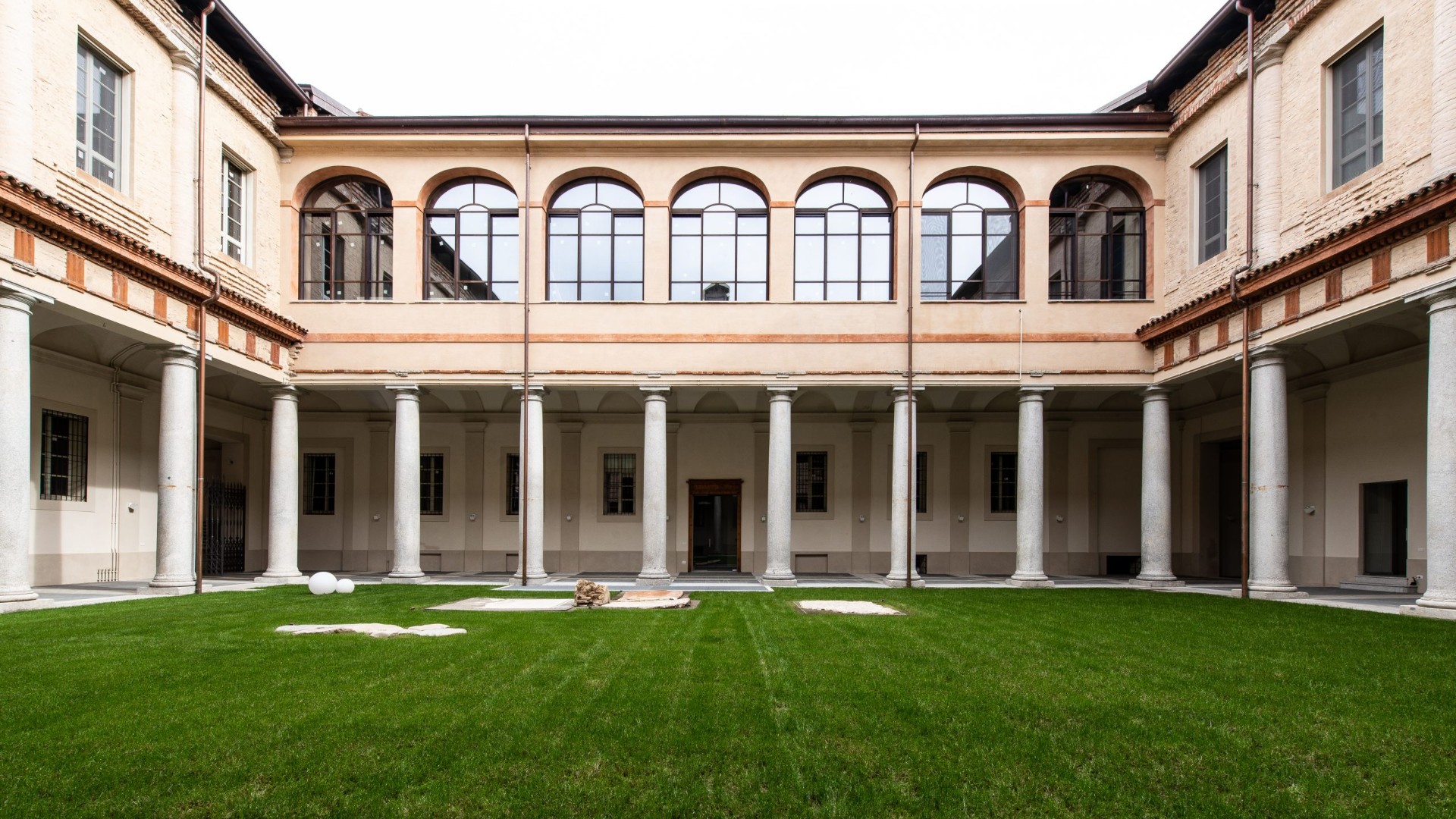 Cortile interno con loggiato dopo il restauro